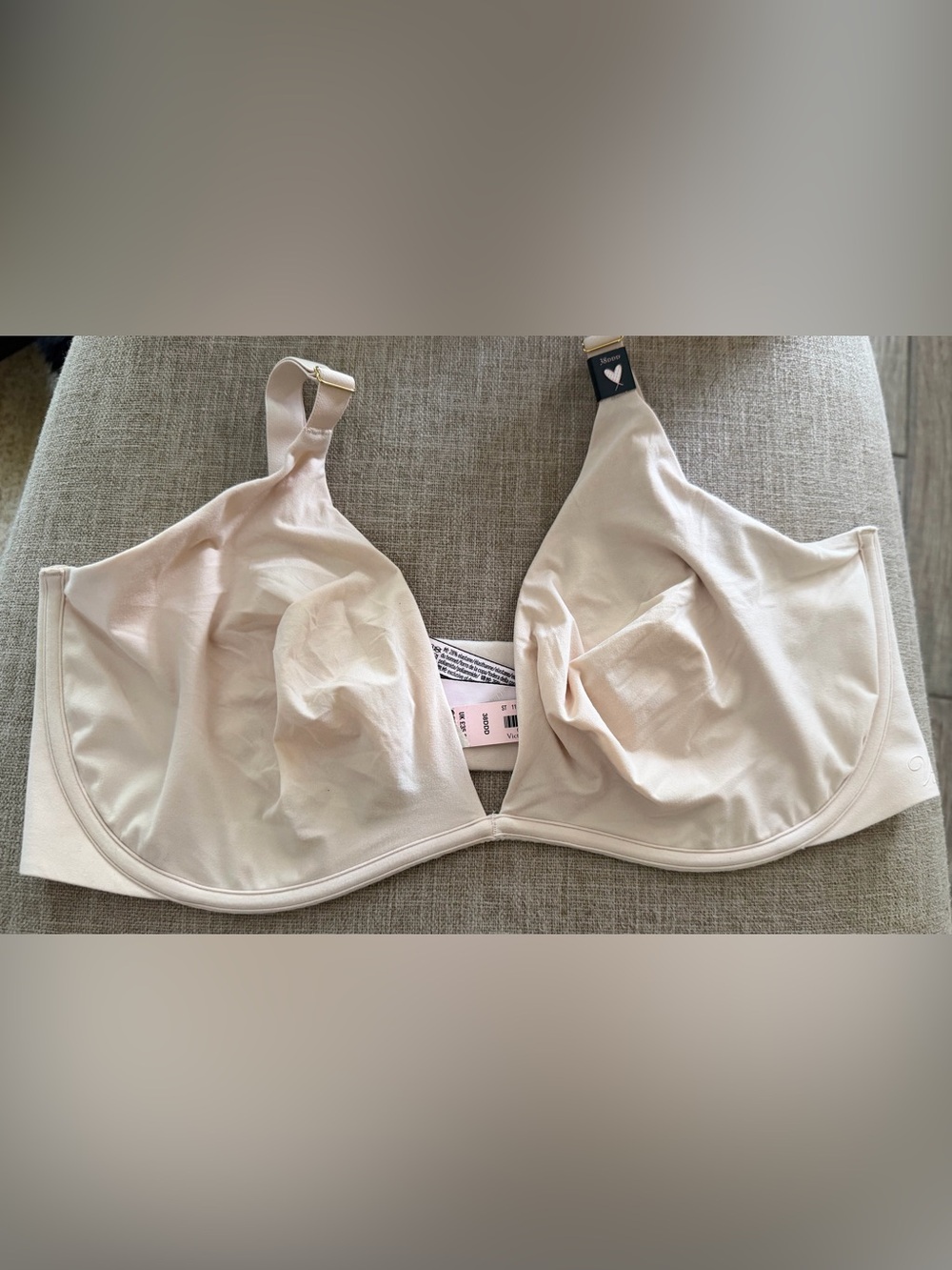 Victoria's Secret Incredible
Smooth Unlined Plunge Bra ~ Size 38DDD ~ NWT!